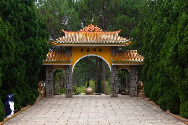 Puerta pagoda al Monasterio. Dalat. Vietnam . — Foto de Stock