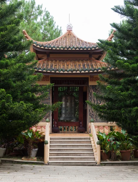 Pagoda w klasztorze. Dalat. Wietnam. — Zdjęcie stockowe