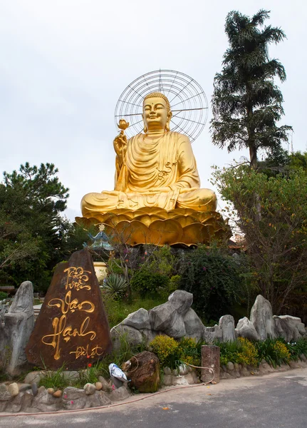 Bouddha géant assis doré . — Photo