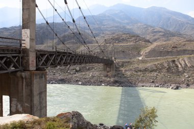Eski köprü Nehri üzerinde Katun, Altay, Rusya Federasyonu.