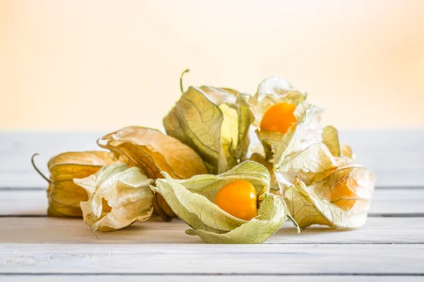 Physalis peruviana bobule na stůl — Stock fotografie