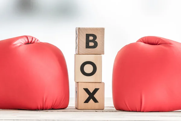 Boxerské rukavice a znakem boxu — Stock fotografie