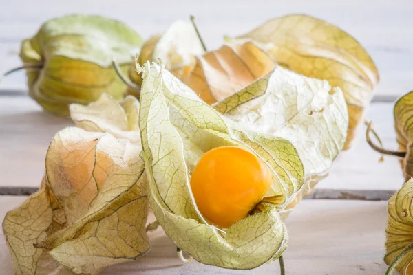 Las bayas doradas se acercan a la mesa — Foto de Stock