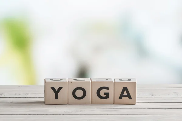 Yoga-Schild auf einem Holztisch — Stockfoto