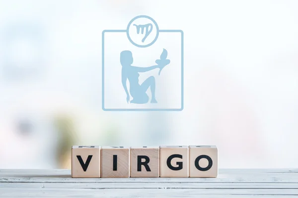 Virgo Znak gwiazdy na stole — Zdjęcie stockowe