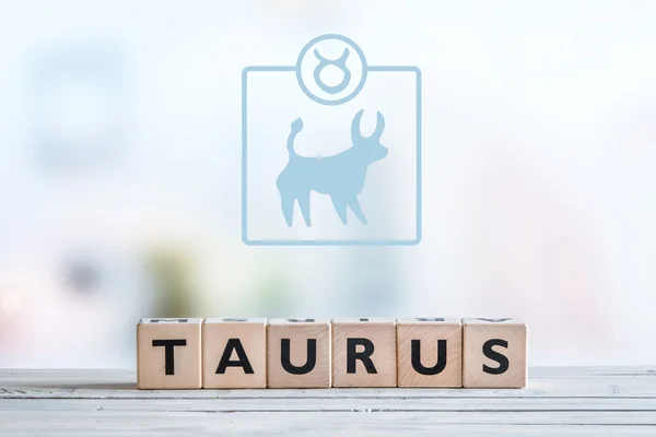 Taurus Znak gwiazdy na stole — Zdjęcie stockowe