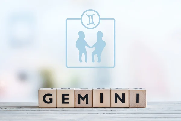 Znak gwiazdy Gemini na stole — Zdjęcie stockowe