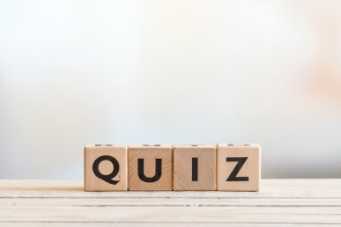 Ahşap bir masa tabelada quiz