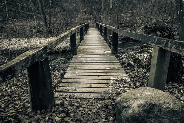 Plakalar ile eski ahşap köprü — Stok fotoğraf