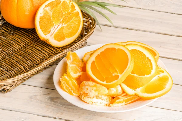Oranžové plody jídlo na dřevěný stůl — Stock fotografie
