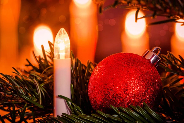 Kerstverlichting en een rood bauble — Stockfoto