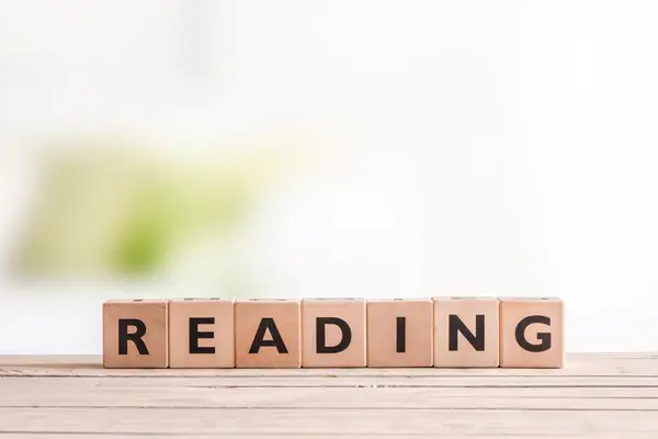 Reading sign on a table — Stock Photo, Image