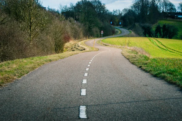 Estrada curvilínea no campo — Fotografia de Stock