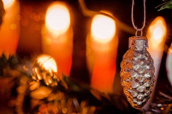 Kerstbal in de vorm van een pinecone — Stockfoto