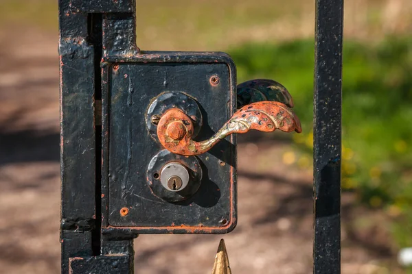 Vintage maçaneta da porta em um portão ao ar livre — Fotografia de Stock