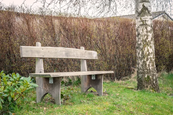 Dřevěná zahradní lavice na jaře — Stock fotografie