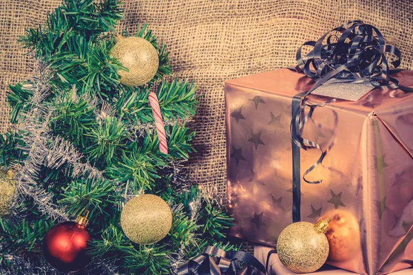 Decoração de Natal com presentes e árvore — Fotografia de Stock