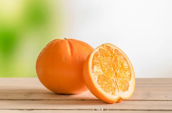 Oranžové plody na dřevěný venkovní stůl — Stock fotografie