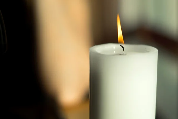 Vela grande con una llama ardiente — Foto de Stock