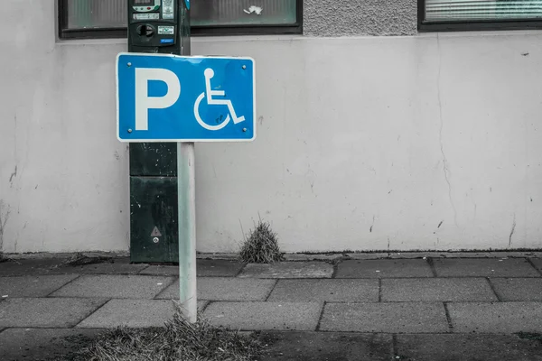 Handicap parking znak na ulicy — Zdjęcie stockowe