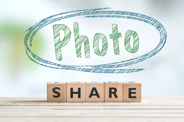 Compartir foto en un escritorio —  Fotos de Stock