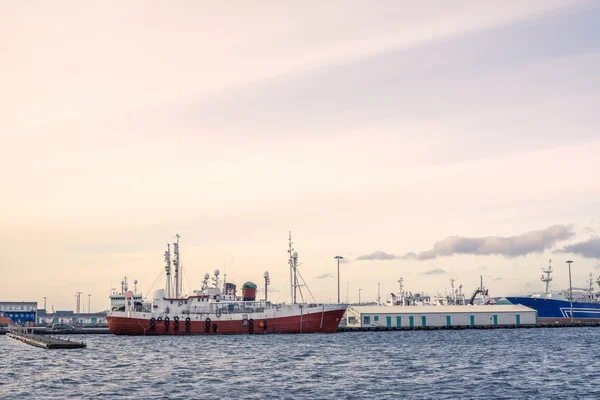 Ships by the docks — Stock Photo, Image