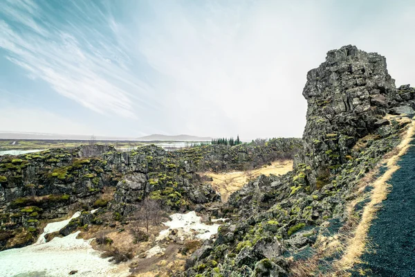Rotsachtige landschap aan het Thingvellir nationaal park — Stockfoto