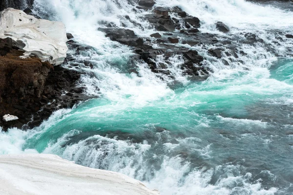 Acqua fredda che scorre lungo un ruscello — Foto Stock