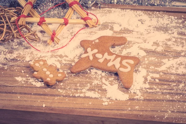 Weihnachtsschmuck mit selbst gebackenen Plätzchen — Stockfoto