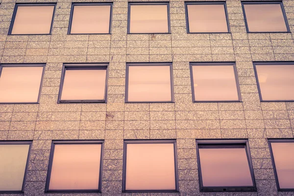 Bürofenster in glänzenden Bronzefarben — Stockfoto