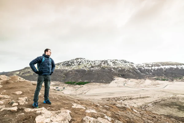 İzlanda'daki bir dağda yürüyüş adam