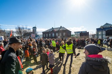 Kalabalık önünde İzlanda hükümeti protesto