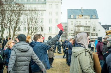 İnsanlar P sırasında İzlanda hükümeti karşı protesto