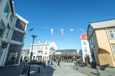 Reykjavik sokaklarında üzerinde asılı İzlanda bayrakları