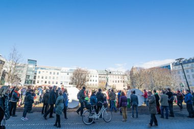 İzlanda hükümeti karşı protesto sırasında Pa kalabalık