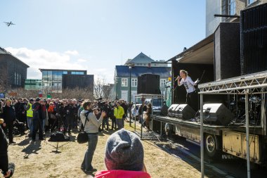 İzlanda hükümeti karşı protesto sırasında Pa kadın
