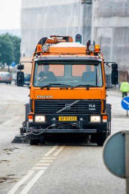 Aabenraa, Danimarka - Temmuz 6-2014: sokakları Temizleme Sweeper 