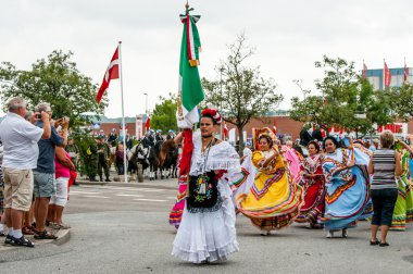Meksika dans grubu renkli elbiseler