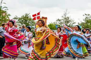 Meksika dans grubu renkli elbiseler