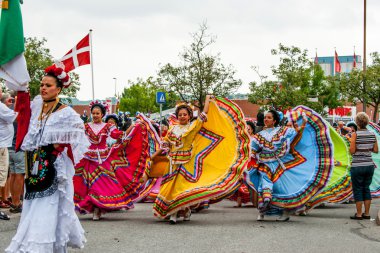 Meksika dans grubu renkli elbiseler