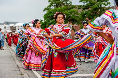 Meksika dans grubu renkli elbiseler