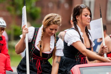Aabenraa, Danimarka - Temmuz 6-2014: Ekim Festivali olay kızlara bir