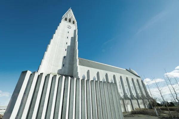 Mavi gökyüzünde Reykjavik Hallgrimur Kilisesi — Stok fotoğraf