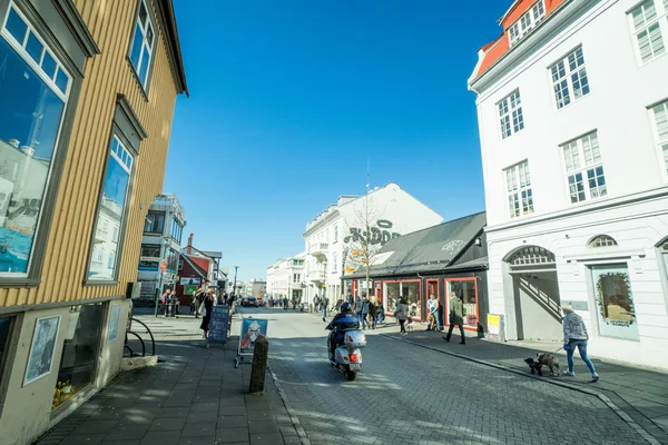 Mensen in de straten van Reykjavik, IJsland — Stockfoto