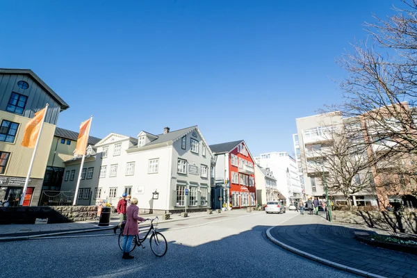 Vroege ochtend in Reykjavik met mensen in de straten — Stockfoto