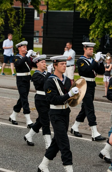 AABENRAA, DINAMARCA - 6 de julio - 2014: Cuerpo de Tambor en un desfile en —  Fotos de Stock