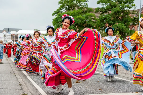 Grupo de baile mexicano en vestidos coloridos — Foto de Stock