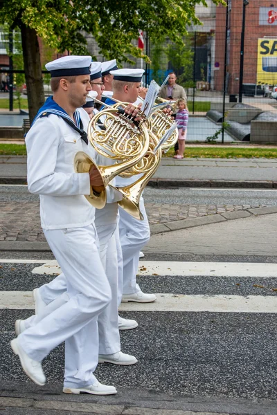 Aabenraa, Denemarken - juli 6-2014: Zweedse tambour korps op een pa — Stockfoto
