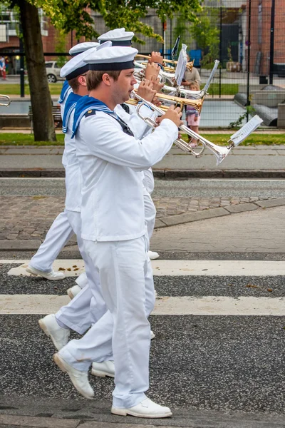 AABENRAA, DINAMARCA - 6 de julio de 2014: Cuerpo sueco de tambores en un pa —  Fotos de Stock