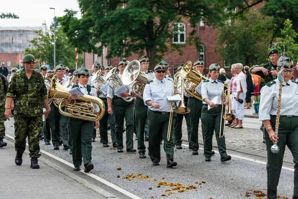 AABENRAA, DINAMARCA - 6 de julio - 2014: Cuerpo de Tambor en un desfile en —  Fotos de Stock